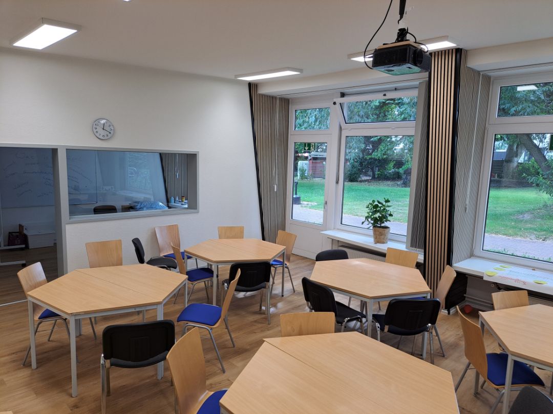 Unser Seminarraum 1 mit seperatem Gruppenraum und Pflegebett
